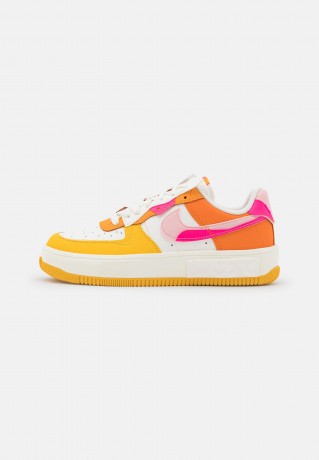 Nike Sportswear AIR FORCE FONTANKA Sneaker low summit white/hyper pink/solar flare/soft pink/magma orange/kumquat AIR FORCE FONTANKA Низкие кроссовки женские вершина белого/гипер-розовый/солнечный блик/нежно-розовый/магма-оранжевый/кумкват