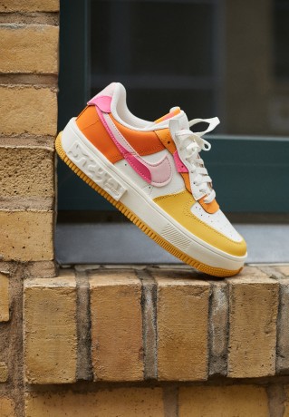 Nike Sportswear AIR FORCE FONTANKA Sneaker low summit white/hyper pink/solar flare/soft pink/magma orange/kumquat AIR FORCE FONTANKA Низкие кроссовки женские вершина белого/гипер-розовый/солнечный блик/нежно-розовый/магма-оранжевый/кумкват