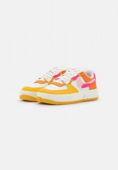 Nike Sportswear AIR FORCE FONTANKA Sneaker low summit white/hyper pink/solar flare/soft pink/magma orange/kumquat AIR FORCE FONTANKA Низкие кроссовки женские вершина белого/гипер-розовый/солнечный блик/нежно-розовый/магма-оранжевый/кумкват