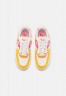 Nike Sportswear AIR FORCE FONTANKA Sneaker low summit white/hyper pink/solar flare/soft pink/magma orange/kumquat AIR FORCE FONTANKA Низкие кроссовки женские вершина белого/гипер-розовый/солнечный блик/нежно-розовый/магма-оранжевый/кумкват