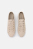 Tommy Hilfiger ESSENTIAL  Trainers classic beige ESSENTIAL Кроссовки классический бежевый