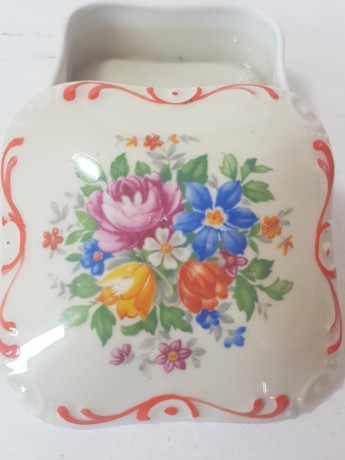 Шкатулка винтажная квадратная PM, молочного цвета фарфор с разноцветным цветочным букетом, 8,5 x 8,5 x 4 см, Германия, 1960-70гг.