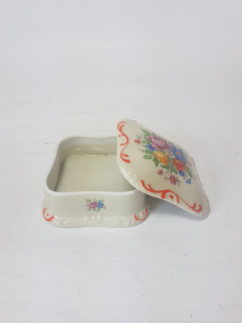 Шкатулка винтажная квадратная PM, молочного цвета фарфор с разноцветным цветочным букетом, 8,5 x 8,5 x 4 см, Германия, 1960-70гг.