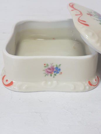 Шкатулка винтажная квадратная PM, молочного цвета фарфор с разноцветным цветочным букетом, 8,5 x 8,5 x 4 см, Германия, 1960-70гг.