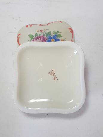 Шкатулка винтажная квадратная PM, молочного цвета фарфор с разноцветным цветочным букетом, 8,5 x 8,5 x 4 см, Германия, 1960-70гг.