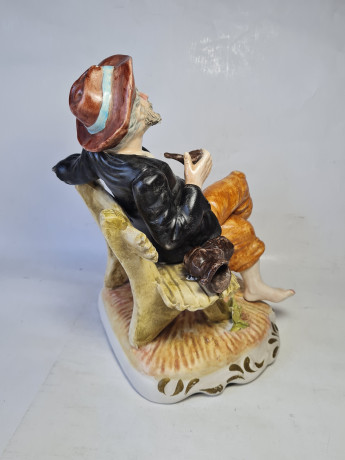 Статуэтка винтажная Capodimonte "Старик на скамейке", фарфор, 27 x 19 см, Италия, 1960-70гг.