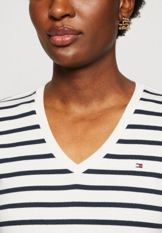 Tommy Hilfiger SLIM CODY NECK Print T-shirt white/desert sky SLIM CODY NECK Футболка с принтом белое/пустынное небо