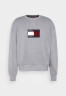 Tommy Hilfiger TOMMY HILFIGER X SHAWN MENDES GOOD LUCK CREWNECK EXCLUSIVE UNISEX Sweatshirt medium grey heather TOMMY HILFIGER X SHAWN MENDES GOOD LUCK CREWNECK EXCLUSIVE UNISEX Толстовка средний серый вереск
