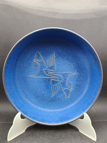 Тарелка декоративная винтажная Karlsruher / Lebensversicherung A-G, золотой асбтрактный декор на синем, керамика, 21 см, Германия, 1970-80гг.