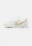Nike Sportswear DAYBREAK Sneaker low sail/particle beige/white DAYBREAK Низкие кроссовки женские парус/частица бежевый/белый