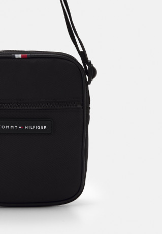 Tommy Hilfiger ESSENTIAL MINI RPORTER UNISEX Across body bag black ESSENTIAL MINI RPORTER UNISEX Сумка через плечо черный