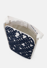 Tommy Hilfiger CASUAL CHIC HOBO MONO Handbag monogram CASUAL CHIC HOBO MONO Сумка монограмма