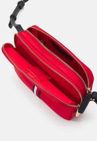 Tommy Hilfiger POPPY CROSSOVER Across body bag red corporate POPPY CROSSOVER Сумка через плечо красный корпоратив