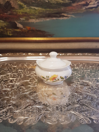 Вазочка с крышкой Aynsley, английский костяной фарфор "Цветы и бабочки", 7 x 5,5 x 6 см, Англия, 1960-70гг.
