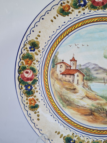 Тарелка декоративная винтажная Deruta, керамика с рисунком "Дом в горах у реки", ручная работа, 25 x 3 см, Италия