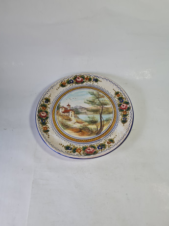 Тарелка декоративная винтажная Deruta, керамика с рисунком "Дом в горах у реки", ручная работа, 25 x 3 см, Италия