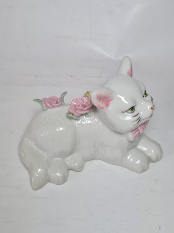 Белая фарфоровая фигурка с цветочным декором "Кошка с розовым бантиком" 7,5 x 12 см, Германия, 1970-80гг.