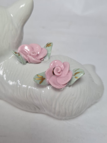 Белая фарфоровая фигурка с цветочным декором "Кошка с розовым бантиком" 7,5 x 12 см, Германия, 1970-80гг.