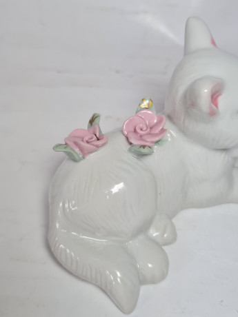 Белая фарфоровая фигурка с цветочным декором "Кошка с розовым бантиком" 7,5 x 12 см, Германия, 1970-80гг.
