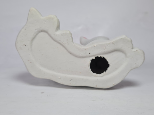 Белая фарфоровая фигурка с цветочным декором "Кошка с розовым бантиком" 7,5 x 12 см, Германия, 1970-80гг.