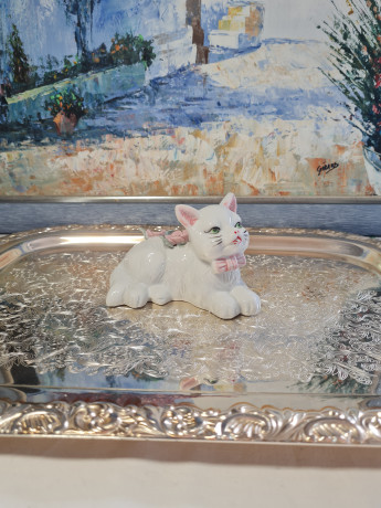 Белая фарфоровая фигурка с цветочным декором "Кошка с розовым бантиком" 7,5 x 12 см, Германия, 1970-80гг.