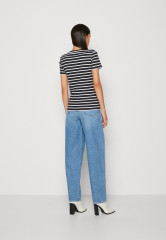 Tommy Hilfiger SLIM CODY NECK Print T-shirt breton desert sky white SLIM CODY NECK Футболка с принтом бретонская пустыня небо белое