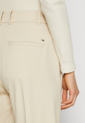 Tommy Hilfiger STRAIGHT PANT Chinos classic beige ПРЯМЫЕ БРЮКИ Брюки чинос классический бежевый