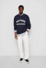 Tommy Hilfiger TOMMY HILFIGER X SHAWN MENDES CREWNECK UNISEX Sweatshirt carbon navy TOMMY HILFIGER X SHAWN MENDES CREWNECK UNISEX Толстовка углеродный флот